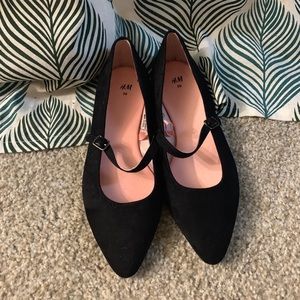 Pointy black flats